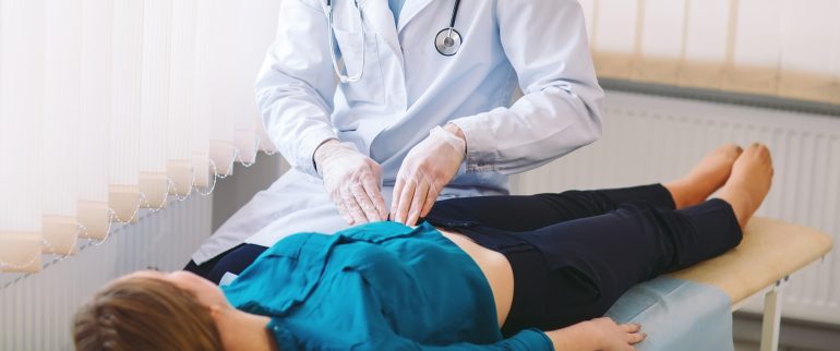 Czym zajmuje się gastrolog (gastroenterolog) i z jakimi objawami się do niego udać?