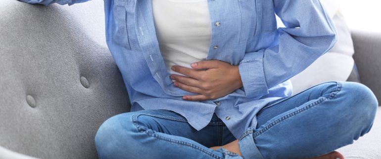 Torbiele jajnika mogą wywoływać dyskomfort w podbrzuszu
