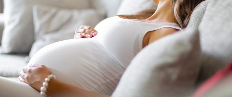 Mdłości w ciąży – przyczyny, naturalne sposoby i leczenie ciążowych nudności